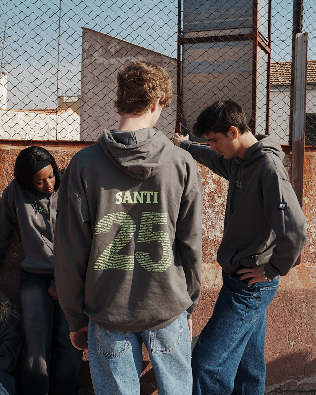 Pack Studio – Personalización + Nombre Individual Además del diseño general, cada sudadera lleva el nombre de cada persona. Ideal para viajes de fin de curso o equipos.